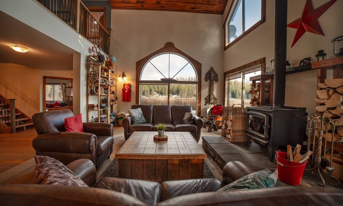 Shannon Lake House | Luxury Cabin at Idabel lake on acreage with hot tub. Near Kelowna and Big White