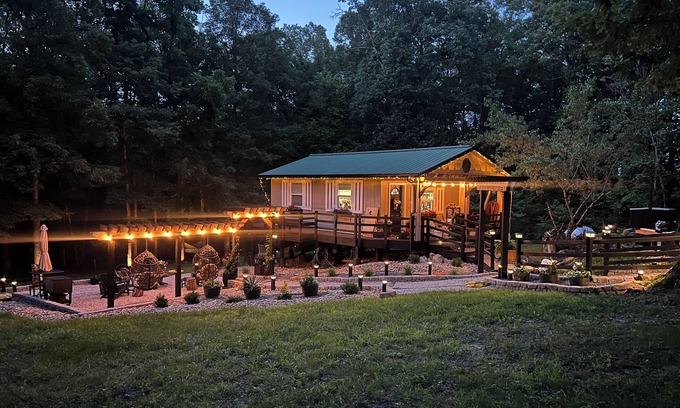 Richland Cabin | Luxury Cabin, fire pit, hanging chairs, WiFi, forest view, river access