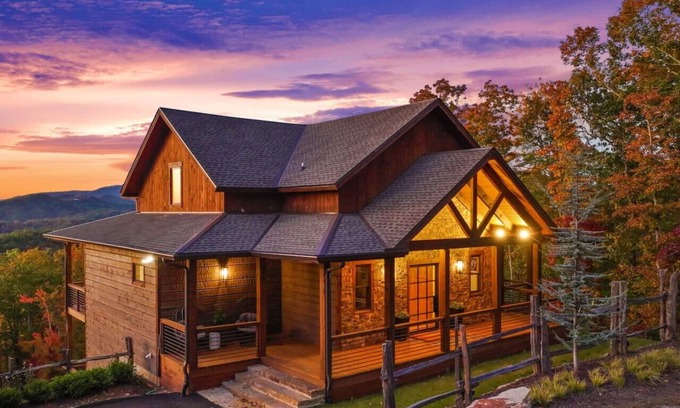 Mineral Bluff Cabin | Luxury Cabin - Mountain Views, Pool Table, Hot Tub