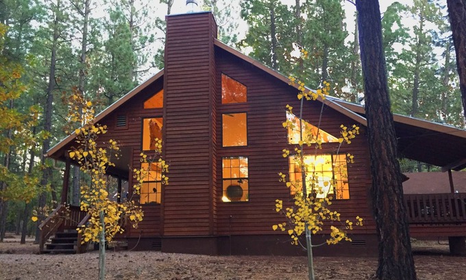 Pinetop Cabin | Luxury Cabin Retreat with Hot Tub on Spacious Wooded Lot