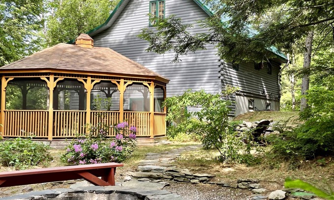 Rumford Center Cabin | Luxury Cabin with A/C, Hot Tub, Minutes to Sunday River! 21' Gazebo! Generator!