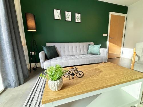 Hemel Hempstead Apartment | Luxury Canal-side Apartment, Hemel Hempstead, Free parking, Perfect for Contractors
