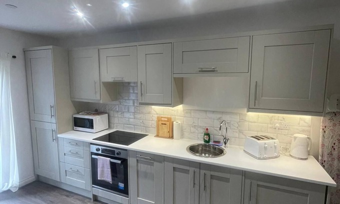 Cathays Apartment | Luxury Cardiff Apartment with Free Parking