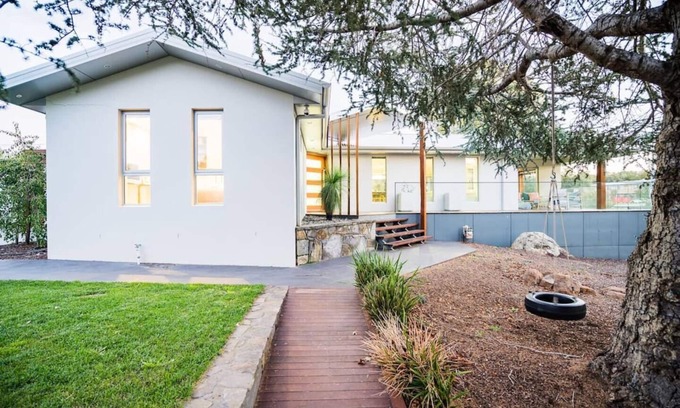 Stirling House | Luxury Central Canberra Home For Families/Work