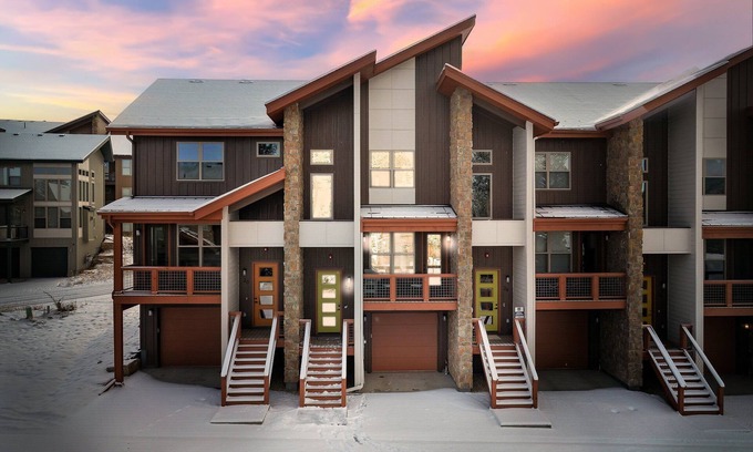 Rendezvous House | Luxury Chalet 24 I Great Views I Private Hot Tub I Best Price I Discounted Attractions