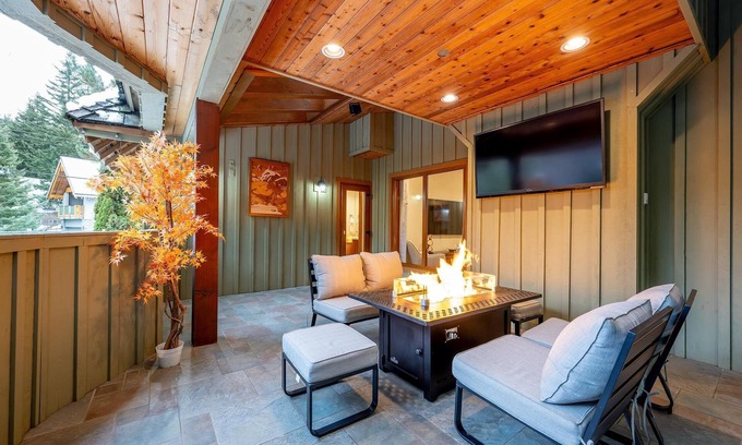 Blueberry Hill House | Luxury Chalet 8BR with Hot Tub in Whistler