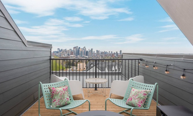 Shaganappi House | Luxury city skyline view new townhome right by golf course