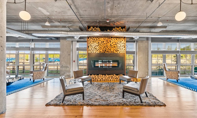 Everett Condo | Luxury Condo Near Downtown | King Bed, Gym, Pool