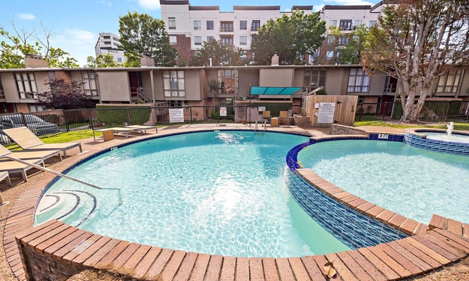 Washington Ave./ Memorial Park Condo | Luxury Condo w/pool, near trails and green space