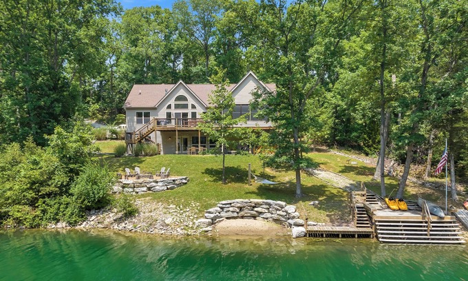 Innsbrook House | Luxury Cozy Lakefront Cedar Tub