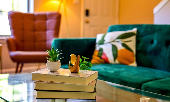 Apex House | Luxury Design, Friends & Family Townhome. Walkable, Central, Backyard, Sleeps 5