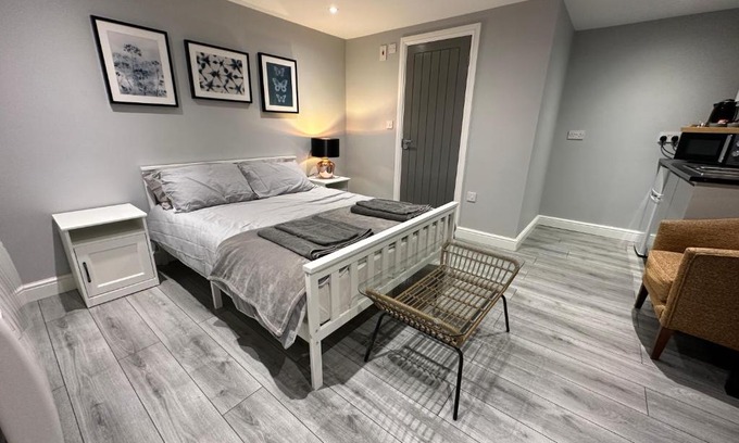 Luton Apartment | Luxury Detached Studio Apartment - Free Super Fast WiFi - Free Parking - 15 Mins from Luton Airport