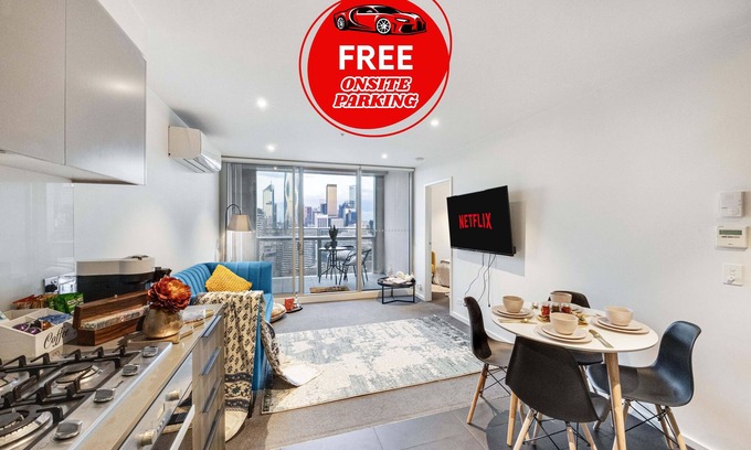 Docklands Apartment | Luxury Docklands Apartment | City Views, Pool, Gym, Free Parking