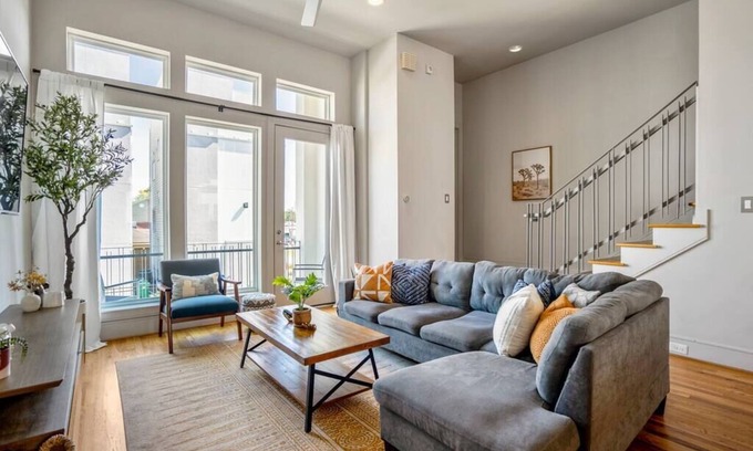 South Central Houston House | Luxury Downtown Getaway With Breathtaking Views