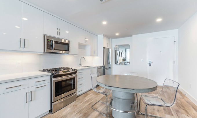 Arts District Apartment | Luxury DTLA Oasis. 1BR Apt. View, Pool + Gym.