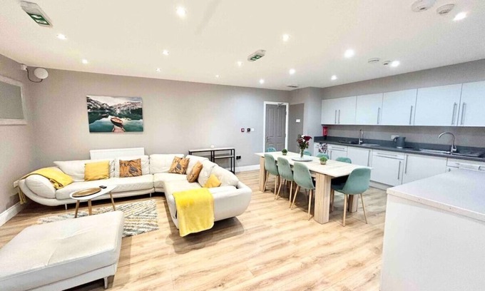 Borehamwood House | Luxury En-suite Room In Borehamwood