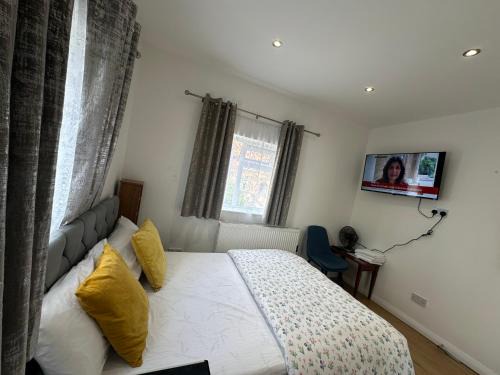 Downham Apartment | Luxury Ensuite 2nd Studio Flat With Great Views in Keedonwood Road With Fully Own Bathroom Newly Added And Private Kitchenette