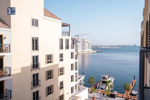 Dubai Apartment | Luxury Escapes - Breathtaking 1BR with Sea View Port Lamer