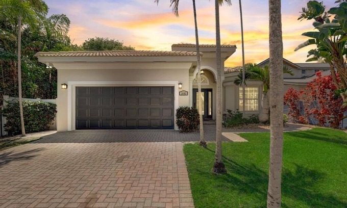 Lauderdale Beach House | Luxury Family Beach house 3 Bedrooms, 7 beds, 400ft from the ocean. 5 ☆