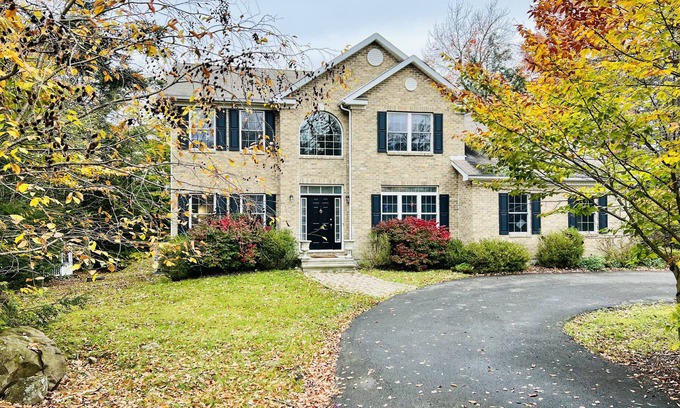 Tobyhanna House | Luxury family friendly gateway. Golf, Lake, Pool
