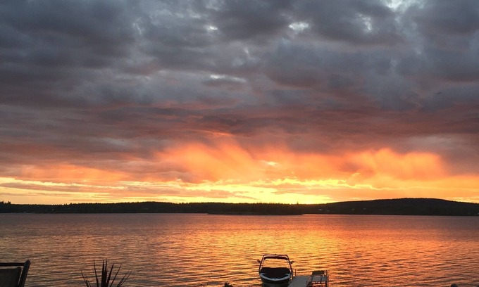 70 Mile House House | Luxury family retreat with room for 20 guests on beautiful Green Lake in Cariboo