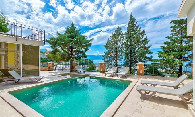 Novi Vinodolski Apartment | Luxury flat directly by the sea with pool, sauna, gym