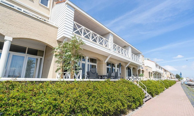 Ouddorp House | Luxury flat overlooking the marina for 10 people.