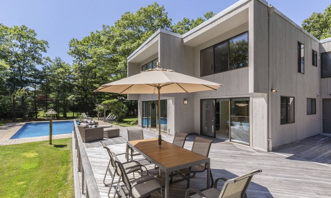 Quogue House | Luxury four-bedroom contemporary villa in the village of Quogue in the Hamptons