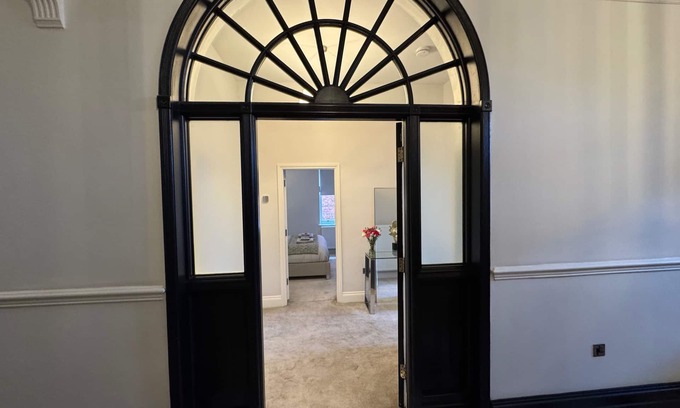 Preston Apartment | Luxury Full Apartment Free Secure Parking King bed