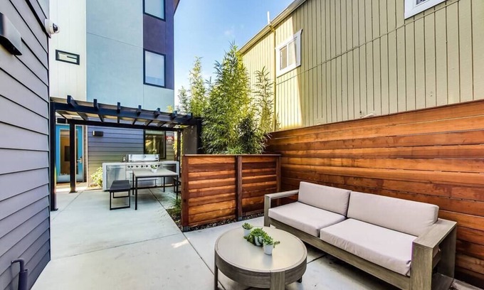 Hoover - Foster Apartment | Luxury Furnished Studio Suite close to Downtown