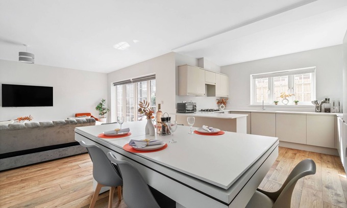 Abbess Roding House | Luxury Getaway in High Halden Ashford