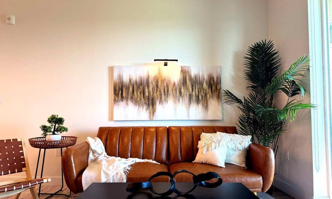 Santa Ana Apartment | Luxury Haven 10 Min From Disneyland W/Pool & GYM