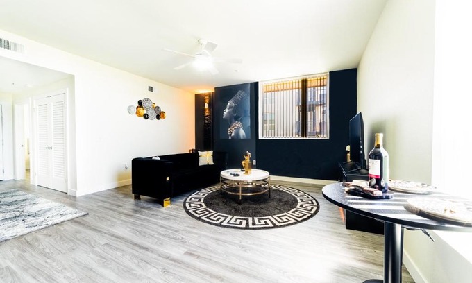 Riverside Apartment | Luxury High-rise w/ 2 King Beds