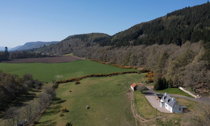 Inverness Other | Luxury Highland Haven with Hot Tub by Loch Ness - Balnacraig Farmhouse