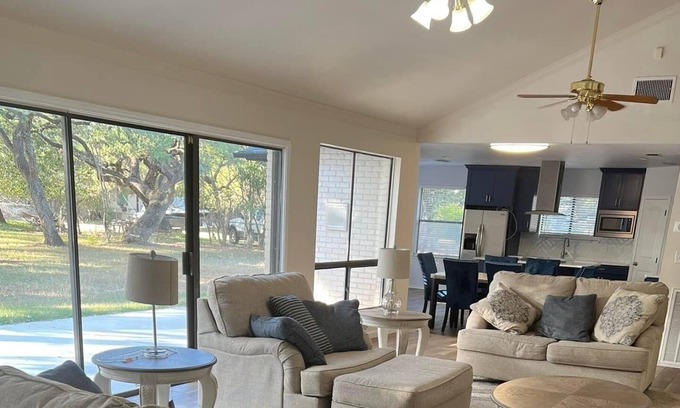 Bulverde House | Luxury Home close to Canyon Lake & Guadalupe River