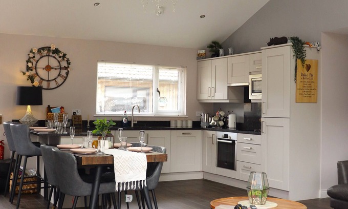 Otterburn House | Luxury Home Hot Tub, Outdoor Dining & Hot Tub