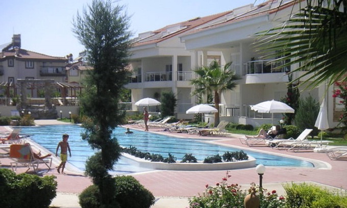 Side Apartment | Luxury Home In Award Winning Private, Small Community. Central Location.