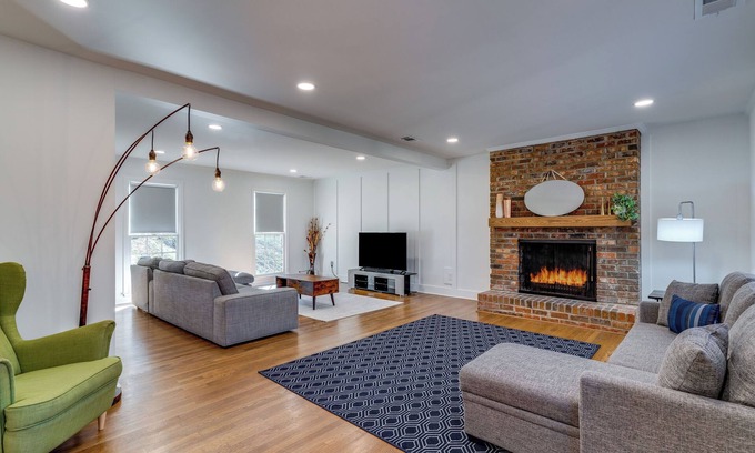 North Brookhaven House | Luxury Home in Brookhaven Atlanta with Pool Table for 30+ Days stays