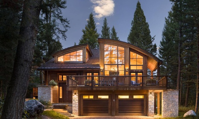 Teton Village House | Luxury Home - Private Hot Tub - Sleeps 16. Just one mile from Grand Teton NP.