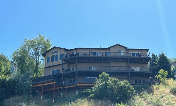 Cottonwood Heights House | LUXURY HOME WITH AMAZING CITY/LAKE VIEWS, 3 LRG DECKS, & MINUTES TO SKI AREAS