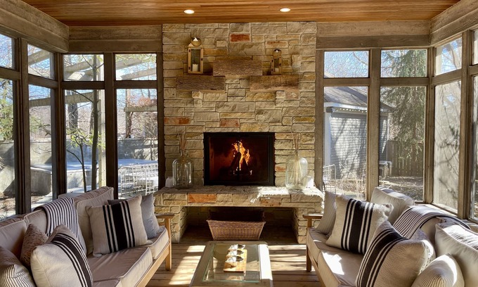 Union Pier House | Luxury home w Assoc pool, private hot tub. Walk to lake, restaurants,brewery