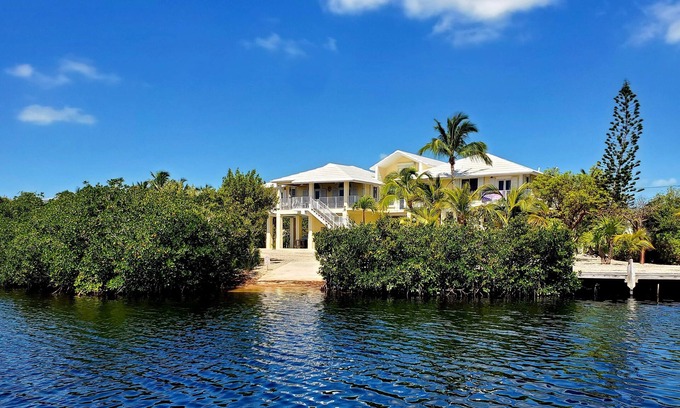 Winston Waterways House | LUXURY HOME, WATERFRONT, 5 MINS FROM OCEAN, 80FT DOCK, HOT TUB, GOURMET KITCHENT