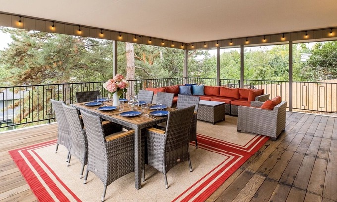 Scenic Heights House | Luxury Home with 8 beds Hot Tub and an Awesome Deck!