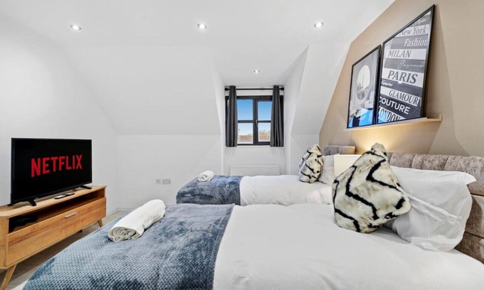 Willen House | Luxury House - Pool Table, FastWifi & Free Parking