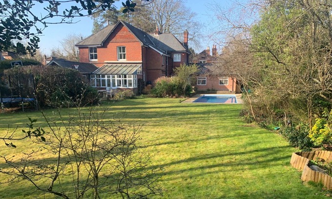 Winchester House | Luxury house with pool, 15 min walk to centre of historic Winchester