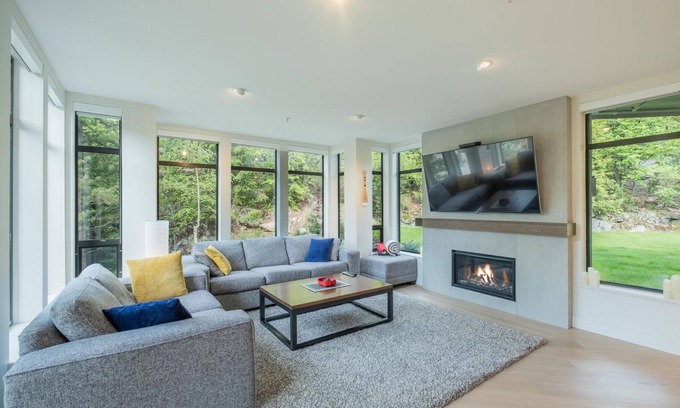 Blueberry Hill Condo | Luxury Hudson's Bay Stay | Mtn Views | AC | BBQ