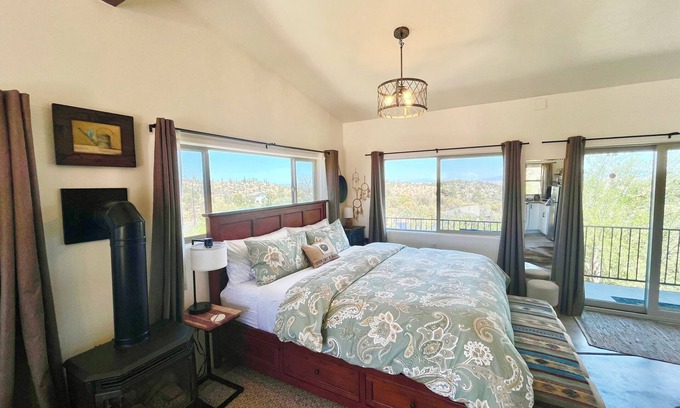 Prescott Apartment | Luxury King, Incredible 360 Views, AC, Balcony, Dogs, 3 miles town trails, lakes