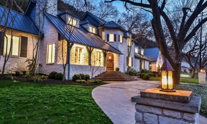 Rivercrest House | ⭐️Luxury Lake Austin-French Farmhouse: Pool, Hot Tub, Pizza OvenWaterfront Dock⭐️
