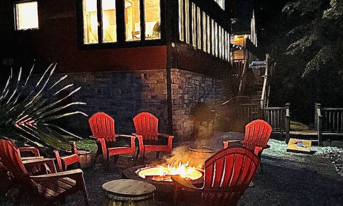 Scottsville House | Luxury Lake House w/DIRECT Lake access Dock Tennis/Pickleball/Basketball Court.