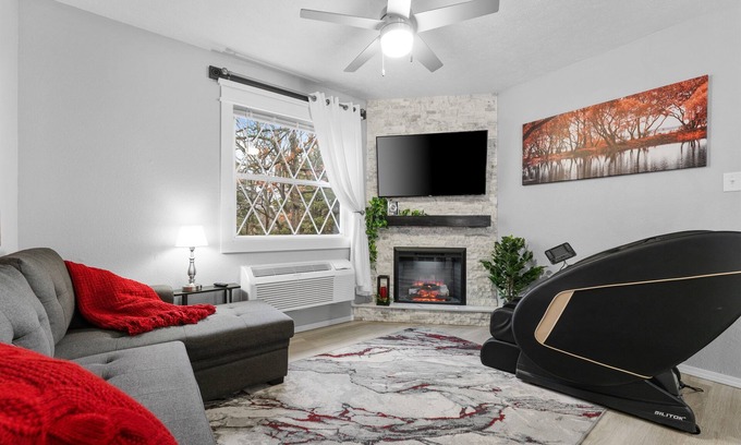 Indian Point Cabin | Luxury Lake Lodge 51 - Near Silver Dollar City!